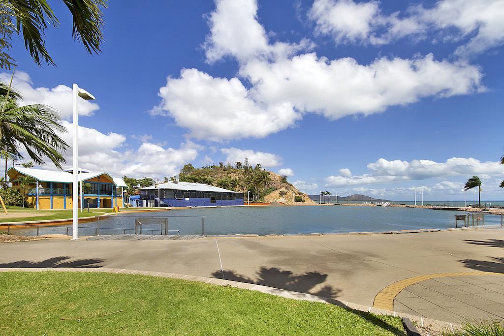 Castle Crest Motel Townsville Exterior photo